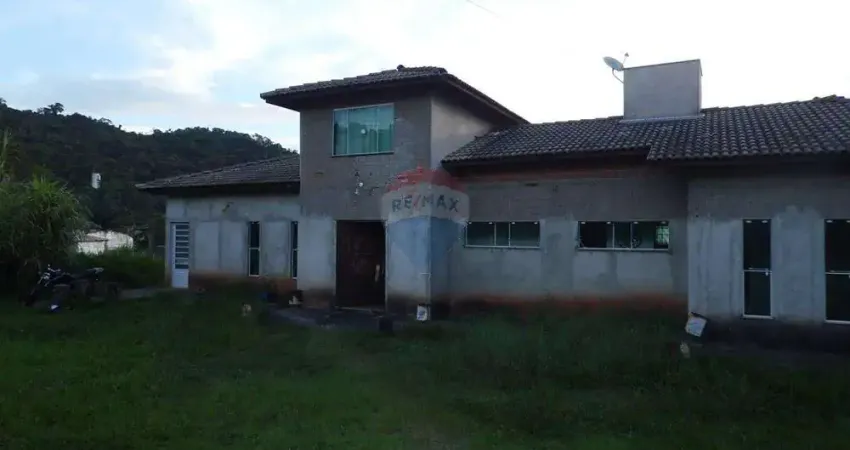 CASA  250 M² EM TERRENO DE 908,60 M² A VENDA EM LINDOIA S.P. - COM 02 QUARTOS, 01 SUITE, 01 QUARTO NO SÓTÃO.