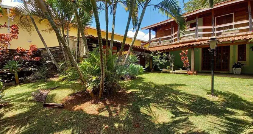 Você encontra um Refúgio de Paz no meio da Natureza, nesta Casa em Condomínio, estilo rústico e aconchegante!!