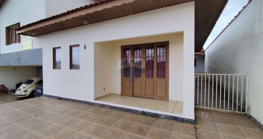 Sobrado espaçoso com Edícula e área de 145m² em Águas de Lindóia, em frente à Portaria de Condomínio Fechado.