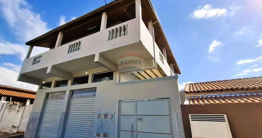 'Casa com salão comercial no Jardim Esplanada: Espaço e Conforto'