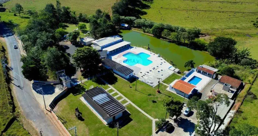 Pousada a venda com: 1207 m2 área construída ; 13.000 m2 área total ; 07 apartamentos e 02 casas , 10 vagas na garagem