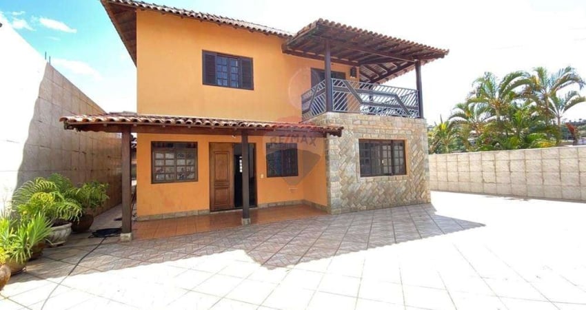 CASA 193 M2  EM  TERRENO DE 722 M2 , COM PISCINA , AREA GOURMET, HORTA E POMAR A VENDA EM LINDOIA - S.P.