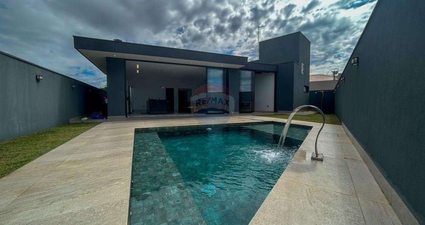 Casa térrea com 444,95m², sendo 3 suítes, área de lazer e porteira fechada, no condomínio Portal do Lago em Mogi Mirim-SP