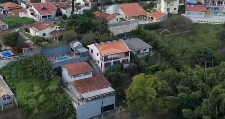 Casa e terreno no Jardim Meridien em Águas de Lindóia! 3 dormitórios (1 suíte) com varanda privativa, 190 m2 construção 930 m2 total