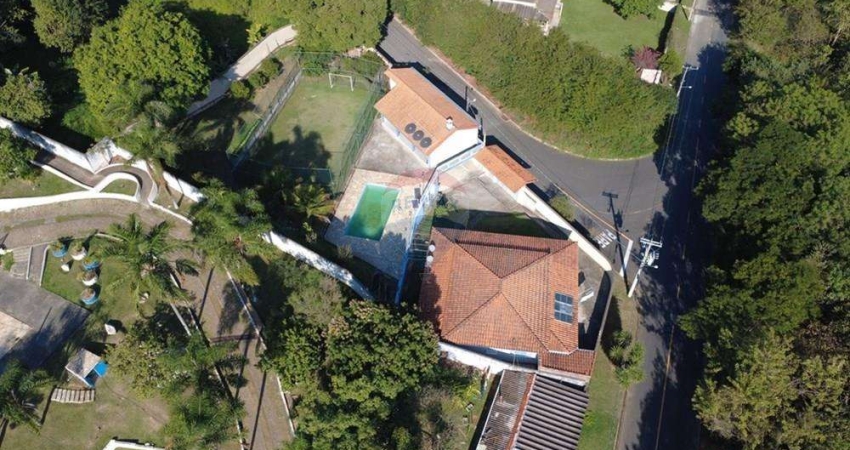 casa  3 quartos (01 suíte) , 5 banheiros , 7 vagas cobertas, área gourmet, piscina , campo  futebol , 404 m2 área construída e 1560 m2 área total