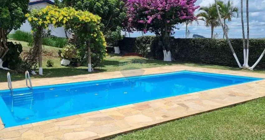 EXCELENTE CASA DE ESQUINA COM TERRENO AMPLO E NASCENTE - 2.176m²