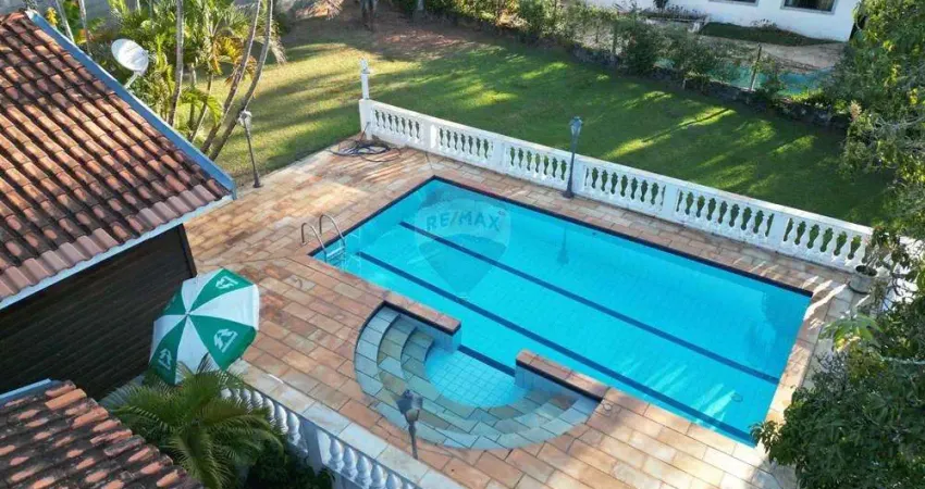 Casa madeira com 202 m2; 1463 m2 área total; 10 vagas descobertas; 3 quartos sendo 1 suíte, 1 lavabo ; 1 banheiro social