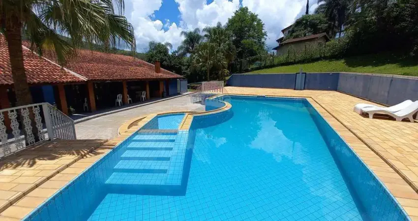 Chácara Completa com 5 Suítes, Piscina, Curral e Casa de Caseiro – Fácil Acesso e Muito Verde