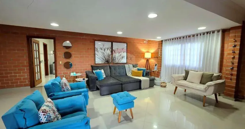 Casa condomínio 5 quartos, 5 banheiros, 3 suítes, 2 vagas cobertas , 2 descobertas, 4200 m2 área total, 333,03 m2 área útil, e muita área livre.