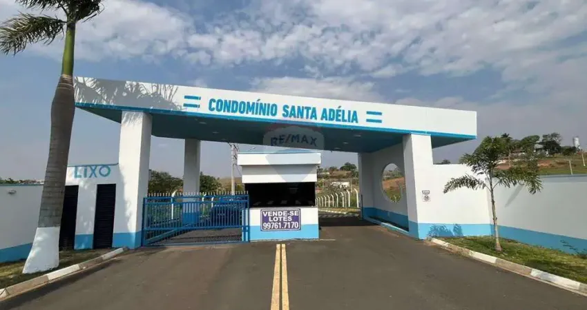 Casa no condominio santa adélia, 2 dormitórios, 140m2 construído e 160m2 total, por apenas r$440.000,00