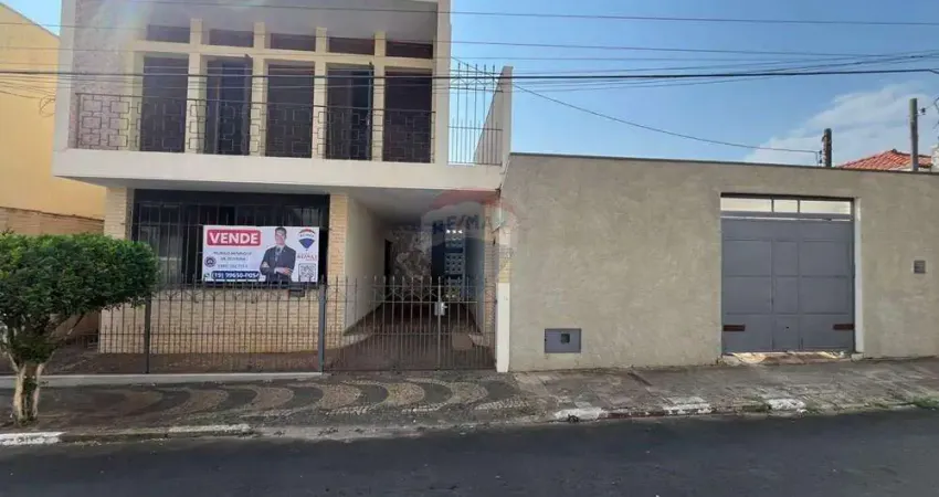 Sobrado Espaçoso no Centro de Itapira – 3 Dormitórios, 6 Vagas 240 m2 de construção e 505 m² de Terreno