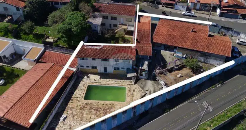 Ponto comercial com 06 casas e 01 salão comercial todos alugados 499,22 m2 área construida e 1157 m2 área total, 5 vagas