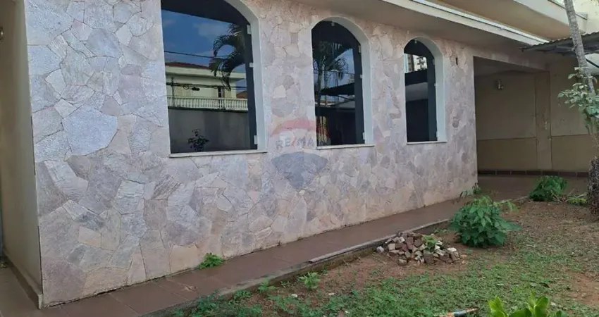 Casa típica de bairro tradicional, com 300m² de terreno, com 3 quartos, 1 suíte,vaga para 2 carros, 3 banheiros por $ 595.000,00