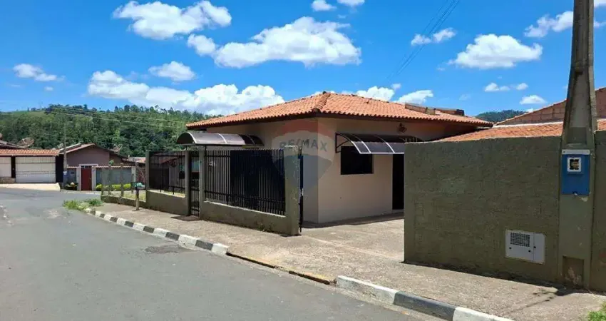 Casa em serra negra 99,5 m2 área construída, 210m2 área total , 06 vagas na garagem, sala americana, lavanderia, banheiro social, suite