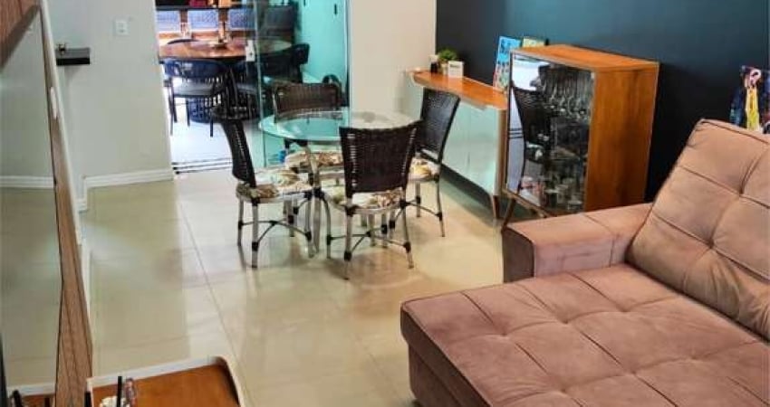 Sobrado mobiliado e reformado com 3 dormitórios (sendo 2 suítes) e com área gourmet maravihosa no bairro Areias