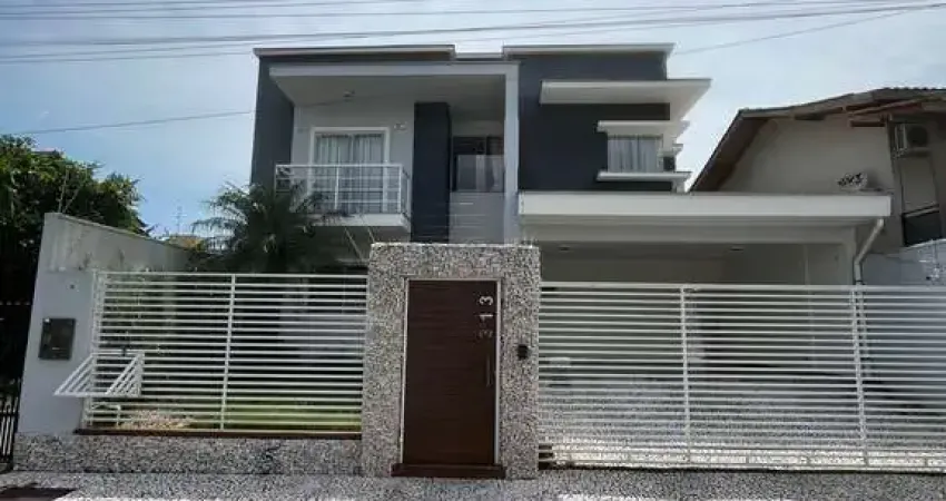 Casa alto padrão com 1 suíte + 3 dormitórios e área gourmet com piscina