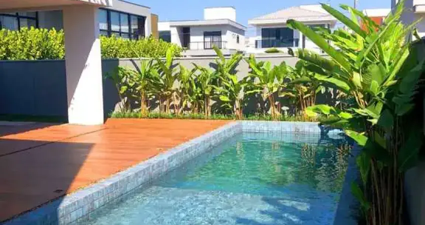 Casa deslumbrante com 3 suítes, 6 vagas e área de lazer, localizada no condomínio Caledônia, em Camboriú