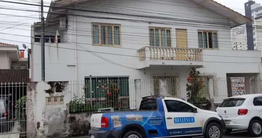Predinho com 4 apartamentos e 1 sala comercial no Centro | Gerando renda