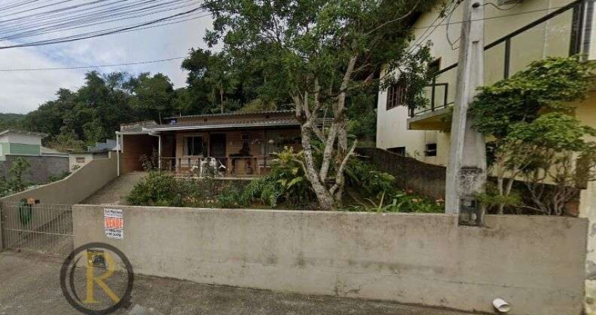Casa com 2 dormitórios e amplo terreno com edícula