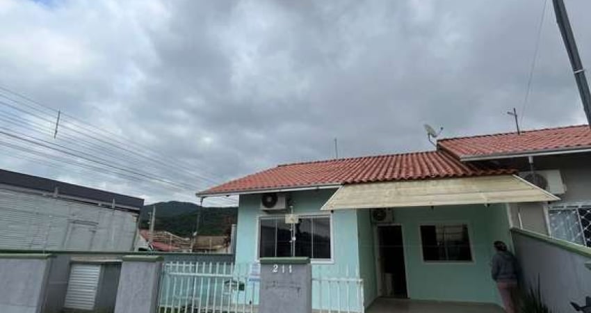 Casa com 2 quartos para alugar na Rua Estocolmo, Santa Regina, Camboriú
