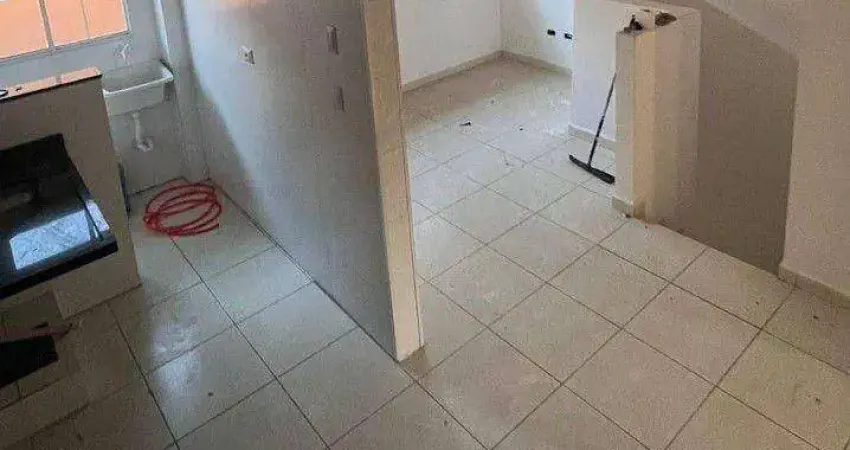 Casa sobreposta com 2 quartos no Jd. Melvi em Praia Grande/SP