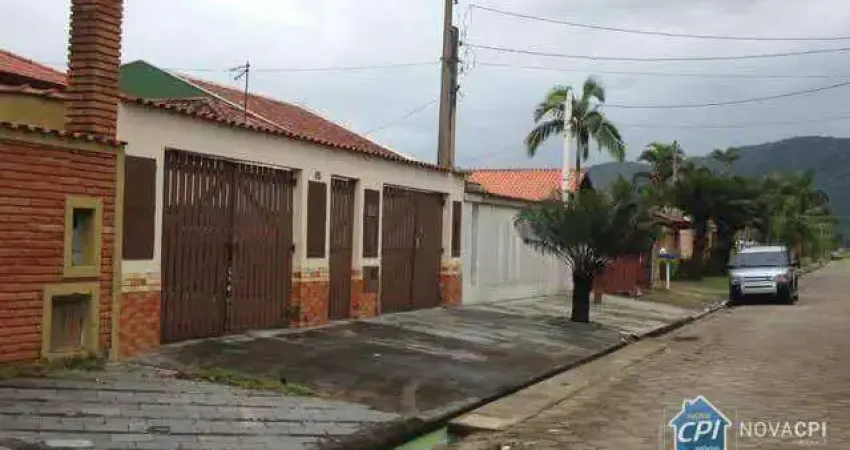 Ampla Casa em Itanhaém – 3 Quartos + Edícula + Garagem para 10 Carros!