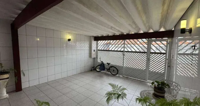 Casa geminada na guilhermina – 2 dorms, 1 suíte, churrasqueira e 2 vagas!