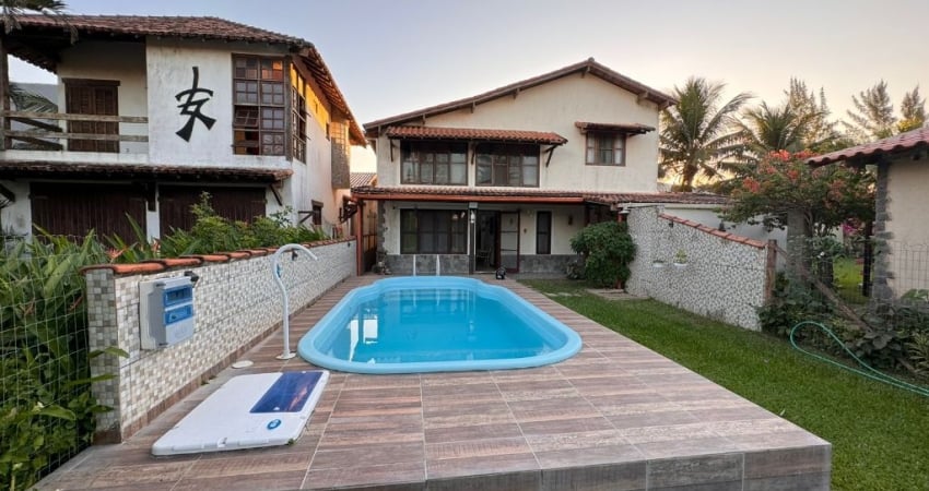 Linda casa duplex no verão vermelho próximo à praia com piscina