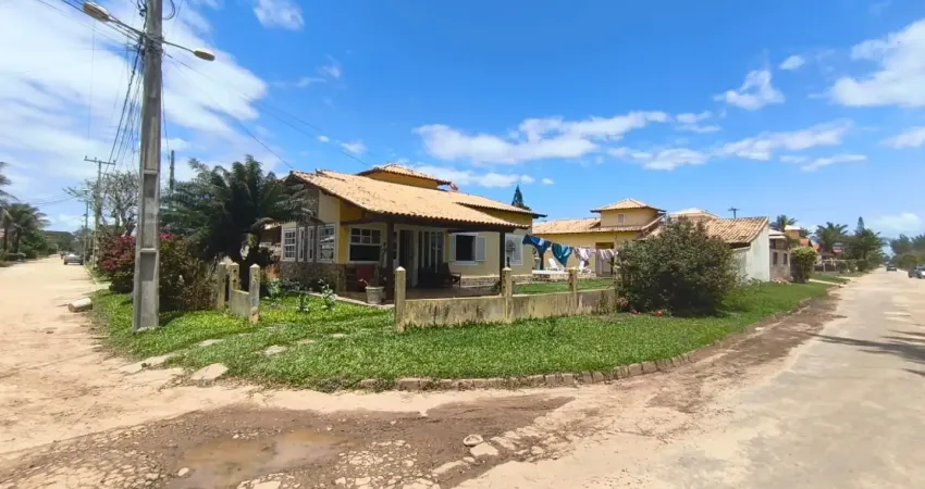 Casa no condomínio orla 500 — localizada na rua principal, próxima à praia