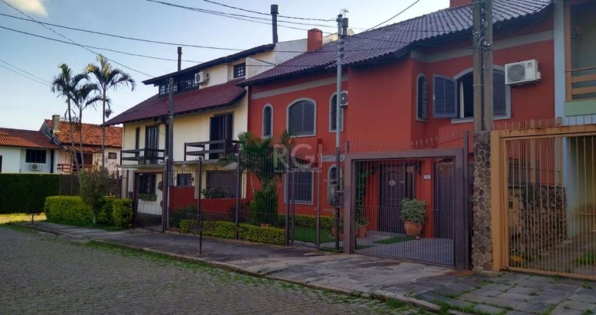 Casa com 4 quartos à venda na Rua Mário Assumpção, Guarujá, Porto Alegre