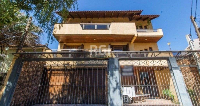 Casa para Venda - 420m², 4 dormitórios, sendo 1 suites, 3 vagas - Partenon