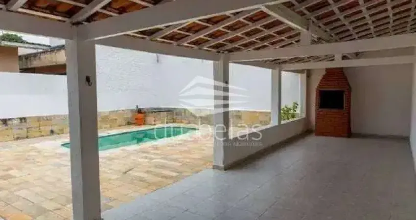 Casa 03 dormitórios, próximo ao centro com piscina!