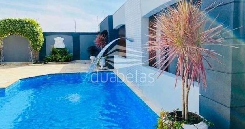 Vendo linda casa em Condomínio.