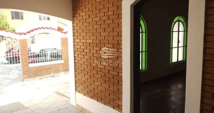 Alugo casa com 03 dormitórios e alugo uma edícula 01 dormitório