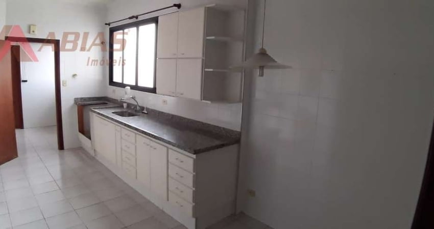 LINDO E AMPLO APARTAMENTO NO CENTRO. REPLETO DE ARMÁRIOS.