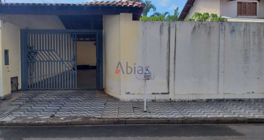 PARQUE FEHR - Residência 3 dormitórios, sendo uma suite. Na parte de cima ficam 2 quartos e um banheiro. Na parte de baixo , sala, cozinha , quarto(suíte), banheiro e área de serviço. Garagem coberta 
