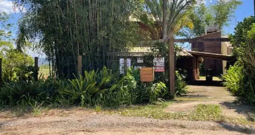 Casa à venda em garopaba-sc, bairro praia da barra: 2 quartos, 1 sala, 2 banheiros, 2 vagas de garagem, 120m² de área.