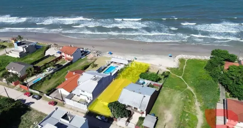 CASA DE PRAIA EM ITAPOÁ/SC, COM LOCALIZAÇÃO PRIVILEGIADA, FRENTE MAR,  COM 161,50 m² METROS EM UM TERRENO DE 762,00 m².
