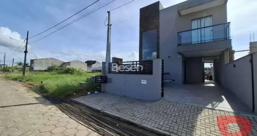 Sobrado em alvenaria mobiliado com piscina , area gourmet, medindo 160,33 m², apenas 600m do mar, 03 quartos (01 suíte)