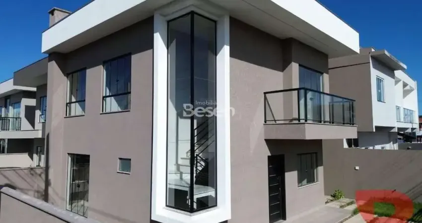 LINDO SOBRADO DE ESQUINA COM 03 DORMITÓRIOS SENDO 01 SUÍTE, EXCELENTE PADRÃO DE ACABAMENTO, 600M DA PRAIA EM ITAPEMA DO NORTE