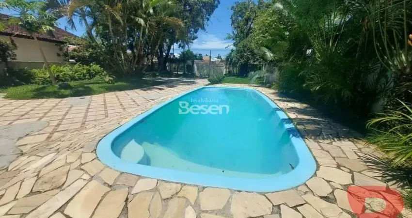 CASA COM PISCINA LOCALIZADA PRÓXIMO A 3º PEDRA DE ITAPOA