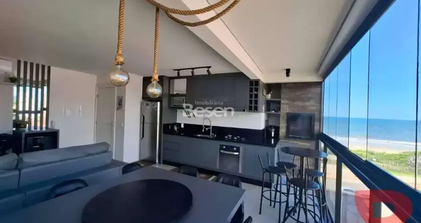 Apartamento mobiliado, na quadra do mar com 03 quartos (sendo 01 suíte) no centro de itapoá/sc.