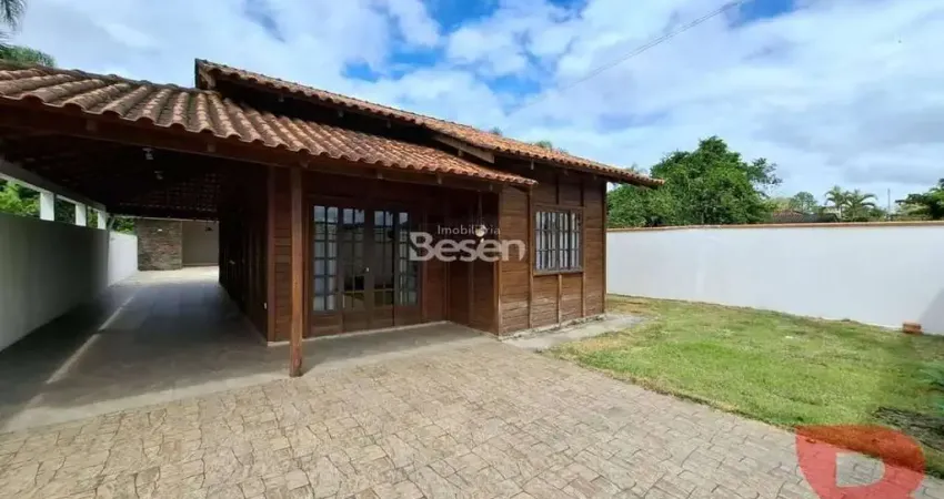 CASA COM PISCINA, 03 QUARTOS (01 SUÍTE), ESPAÇOSO TERRENO, 600 METROS DO MAR