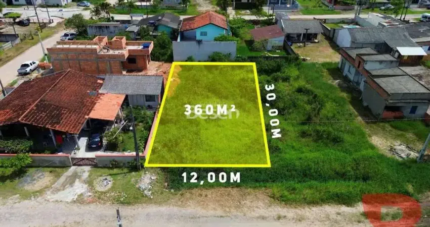 Terreno com 360,00 m², aproximadamente 650,00 metros do mar.