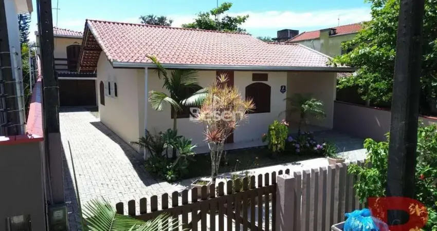 Oportunidade de casas apenas 50 metros do mar, espaçoso terreno, toda em alvenaria com laje.