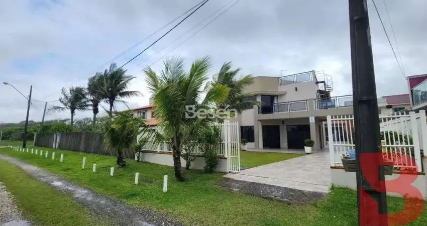 EXCELENTE SOBRADO FRENTE PARA O MAR COM PISCINA E ÓTIMA ÁREA DE LAZER NA BARRA DO SAÍ.