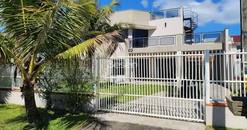 Excelente sobrado frente para o mar com piscina e ótima área de lazer na barra do saí.