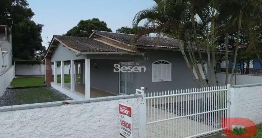 Casa a venda na região comercial de itapoá, com 144,08 m², 04 quartos (01 suíte), sala, cozinha um terreno espaçoso.