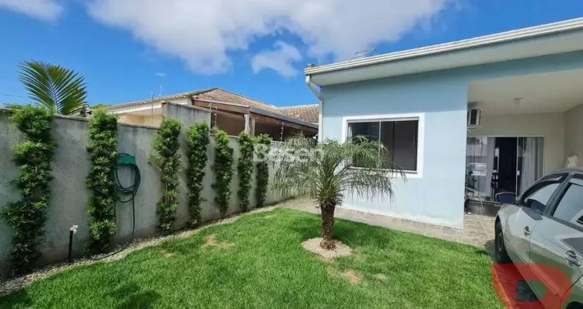 Casa semi mobiliada, bem localizada, com 03 quartos (01 suíte) espaço de fundos com churrasqueira