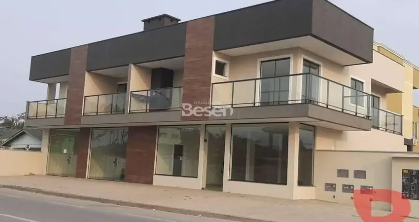 APARTAMENTO A 300 METROS DO MAR, SACADA COM CHURRASQUEIRA, 03 QUARTOS (01 SUÍTE), SALA E COZINHA INTEGRADAS, VAGA DE GARAGEM